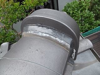 鬼瓦の裏側をシーリング材で補修